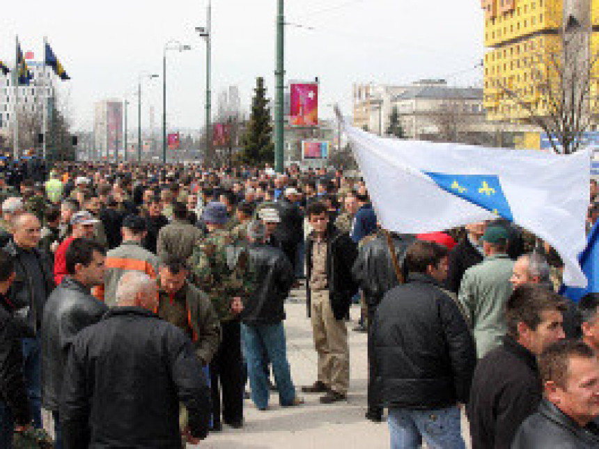 Oko 300 vojnika ostaje ispred zgrade institucija BiH