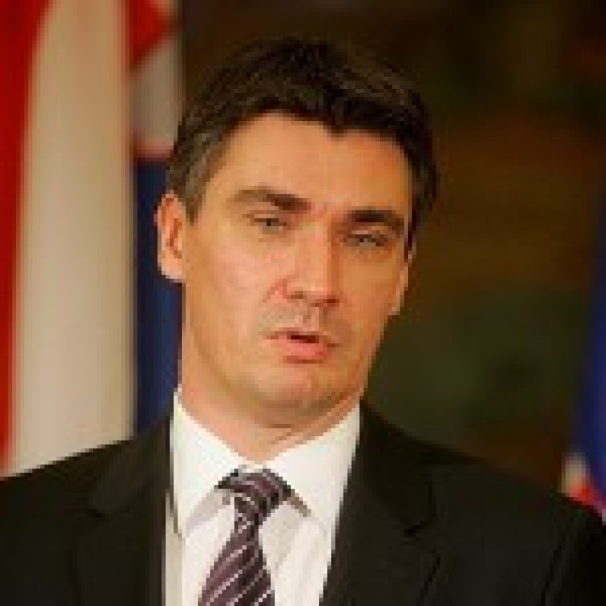МИЛАНОВИЋ: ЋИРИЛИЦА ПО УСТАВУ И ЗАКОНУ