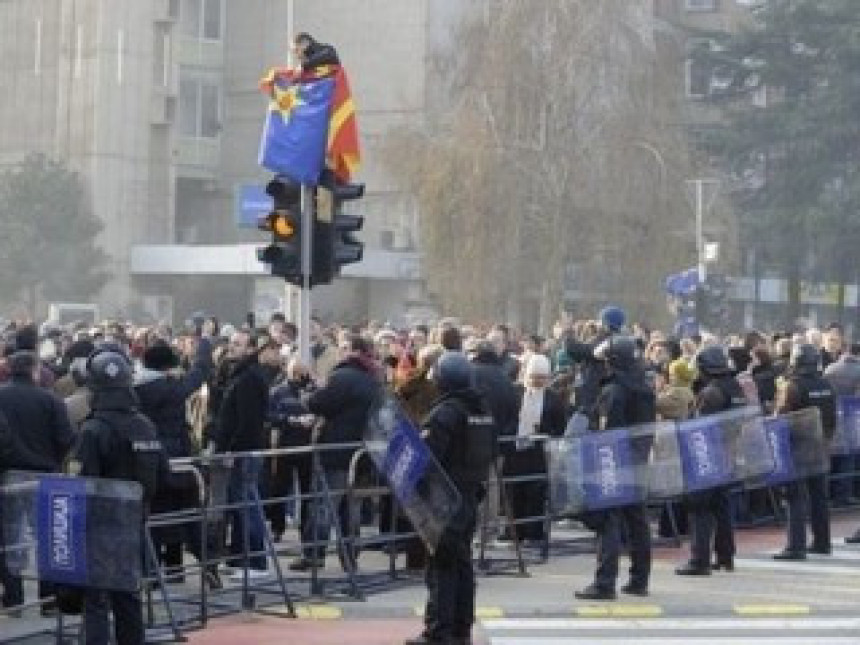 Skoplje: Demonstranti se sukobili s policijom, ima povrijeđenih