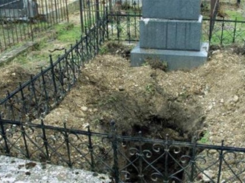 KARLOVAC: Oskrnavljeno grobno mjesto vladike Teofana 