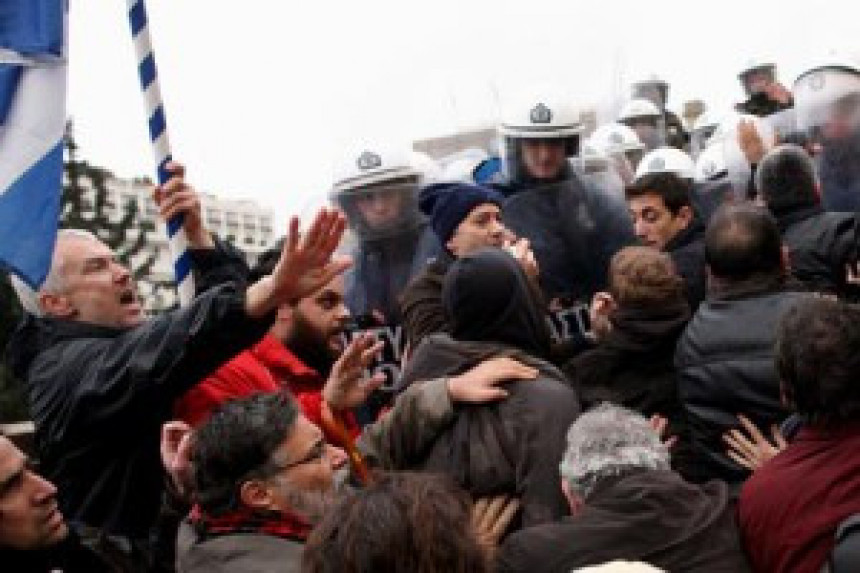 Sukob policije i demonstranata u Atini