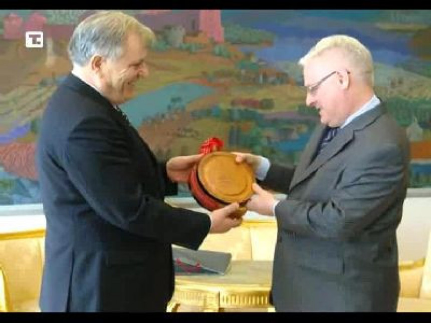Josipoviću uručena šumadijska rakija