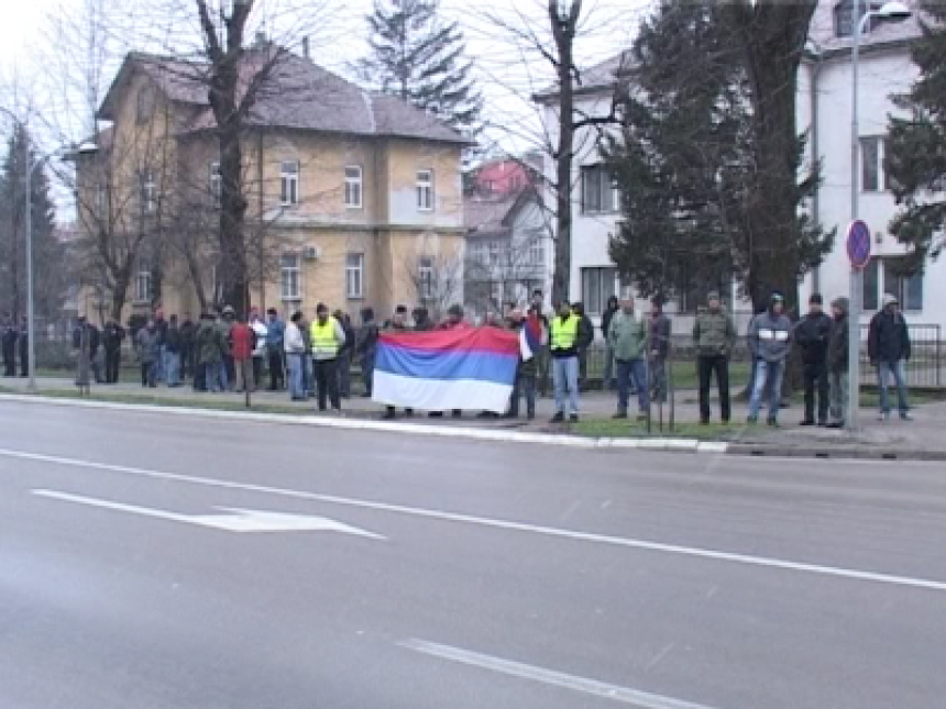 Otpušteni vojnici ispred Skupštine Srpske