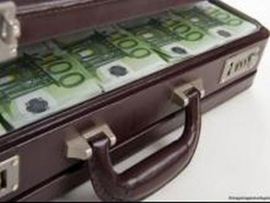 SDS: Zaustaviti nezakonito bogaćenje i iznošenje novca iz Srpske