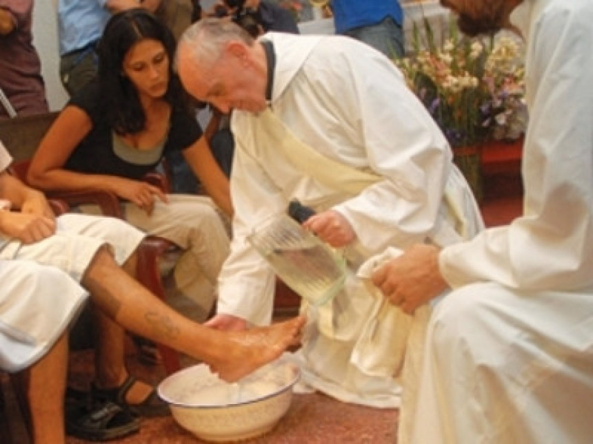 Папа данас пере ноге затвореницима