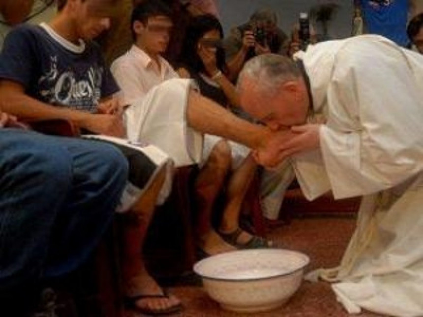 Papa oprao noge djevojčici iz Srbije