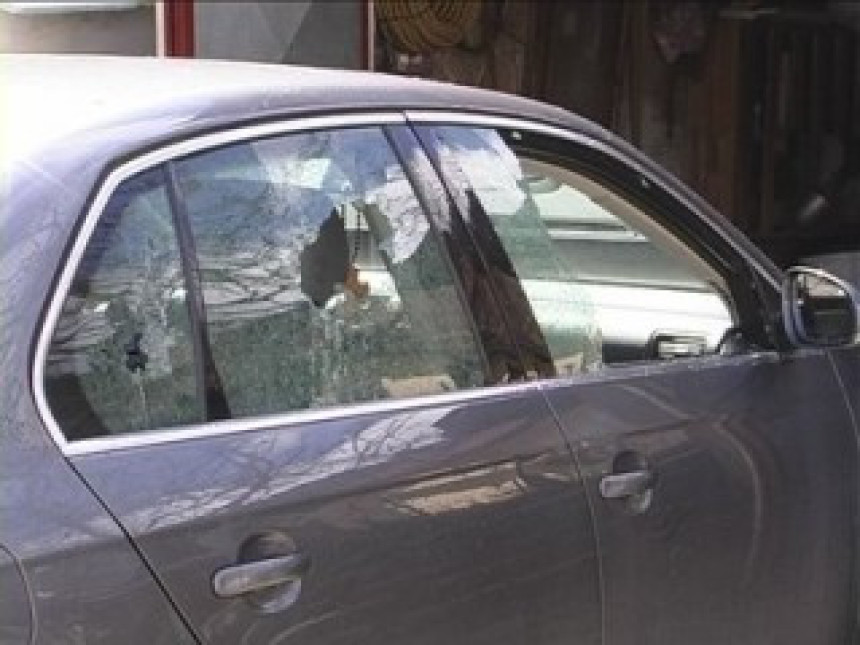 Identifikovan muškarac koji je polomio stakla na 17 automobila