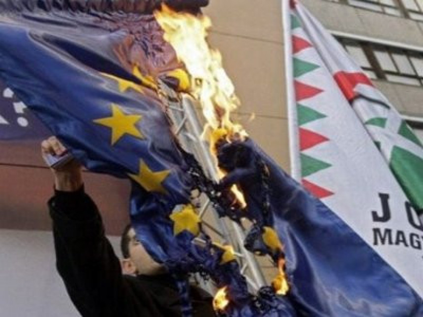 HRVATSKA : Vandali zapalili zastavu EU 