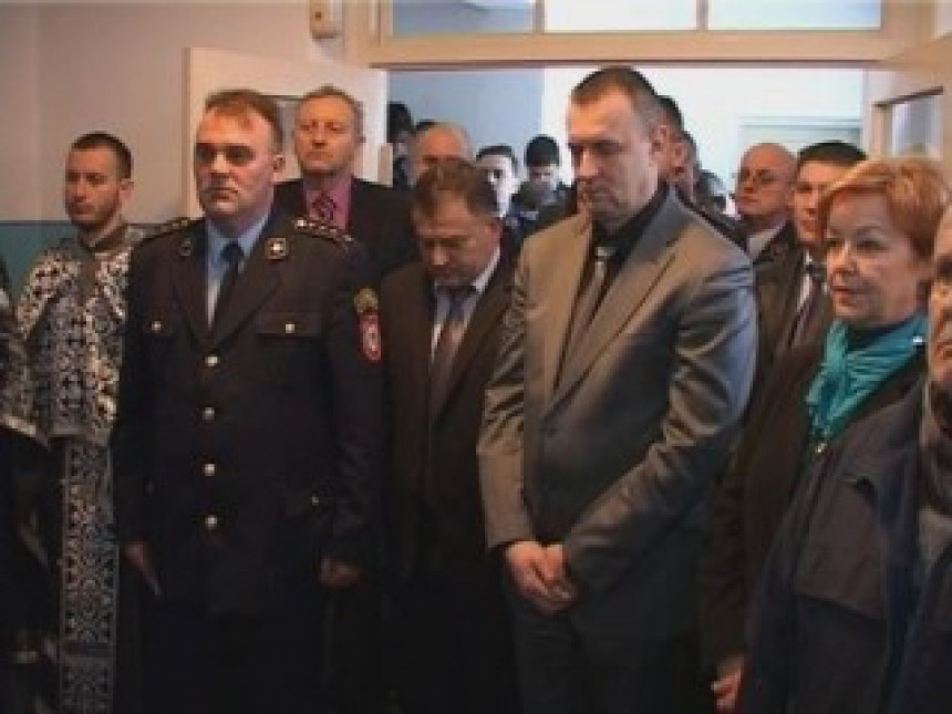 Ministar Jovičić otkrio spomen ploču poginulim policajcima u Modriči  (VIDEO) 