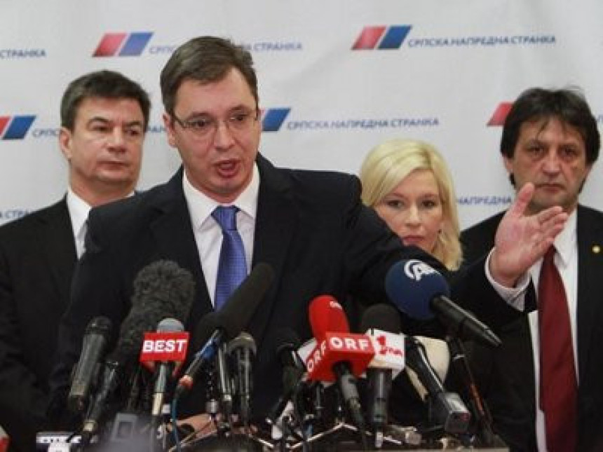 Vučić poručio funkcionerima SNS: Smenite me, ako možete!