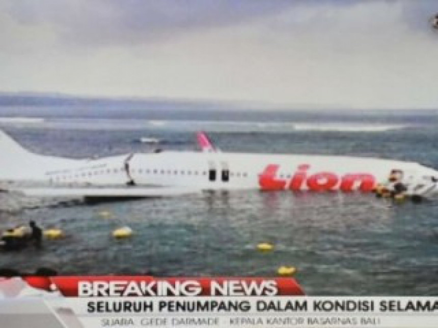 Avion promašio pistu, putnici čudom preživjeli (VIDEO)