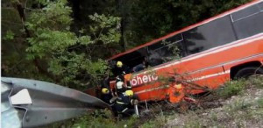 Autobus s učenicima sletio u provaliju - nema teže povrijeđenih