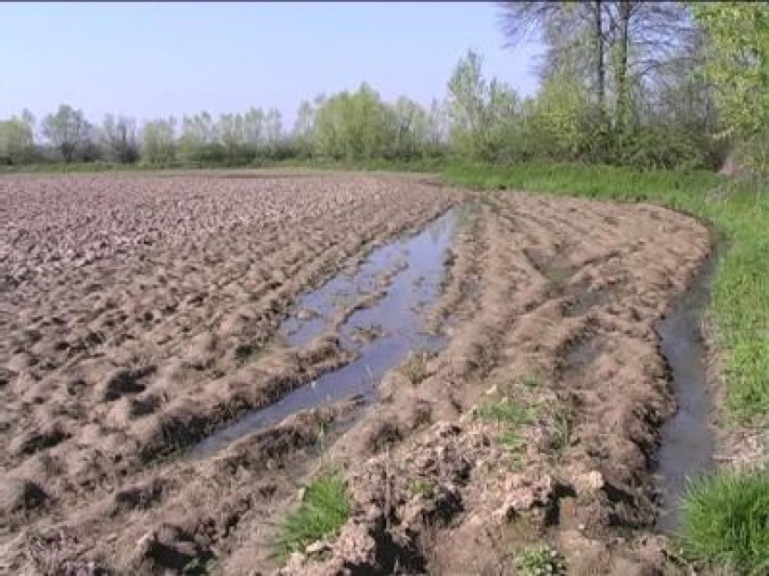 Шамац: Загађена вода ријеке Градашнице поплавила оранице (ВИДЕО)