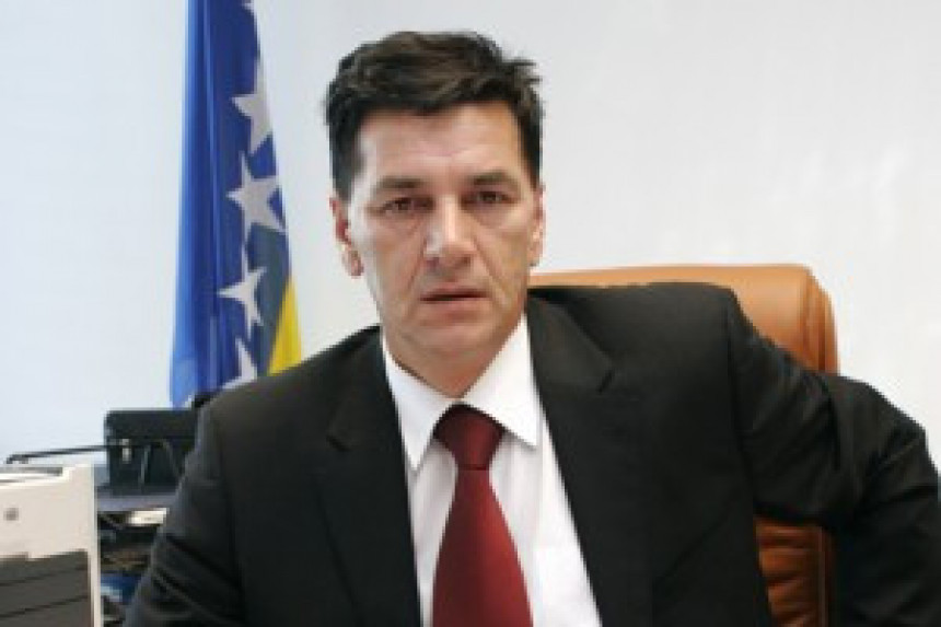 Касумовић: Издаја државе ради сопствених интереса