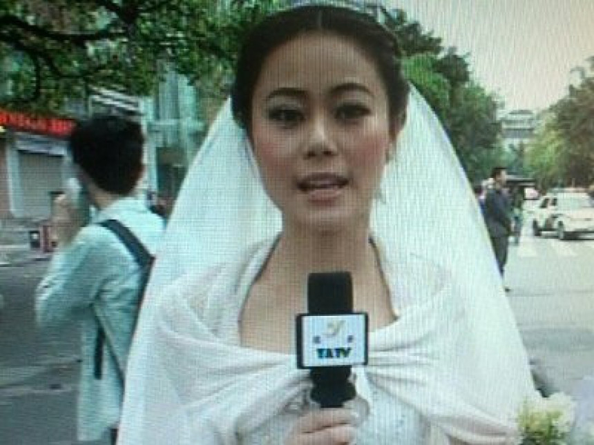 Posao je posao: Novinarka izvještavala u vjenčanici (VIDEO)