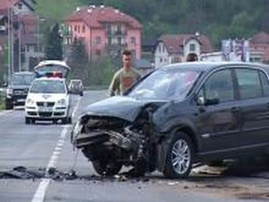 Jedan motociklista poginuo, drugi teško povrijeđen