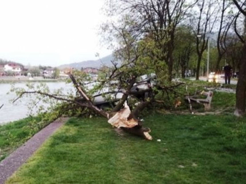 Povrijeđen nedužni zaljubljeni par na klupi