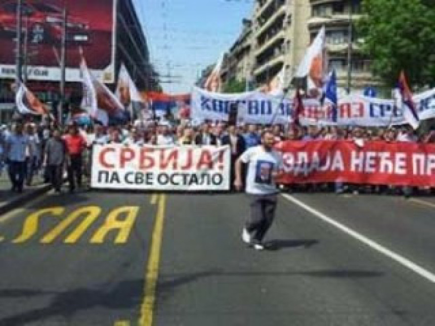 Radikali završili protest šetnjom do hrama Svetog Save