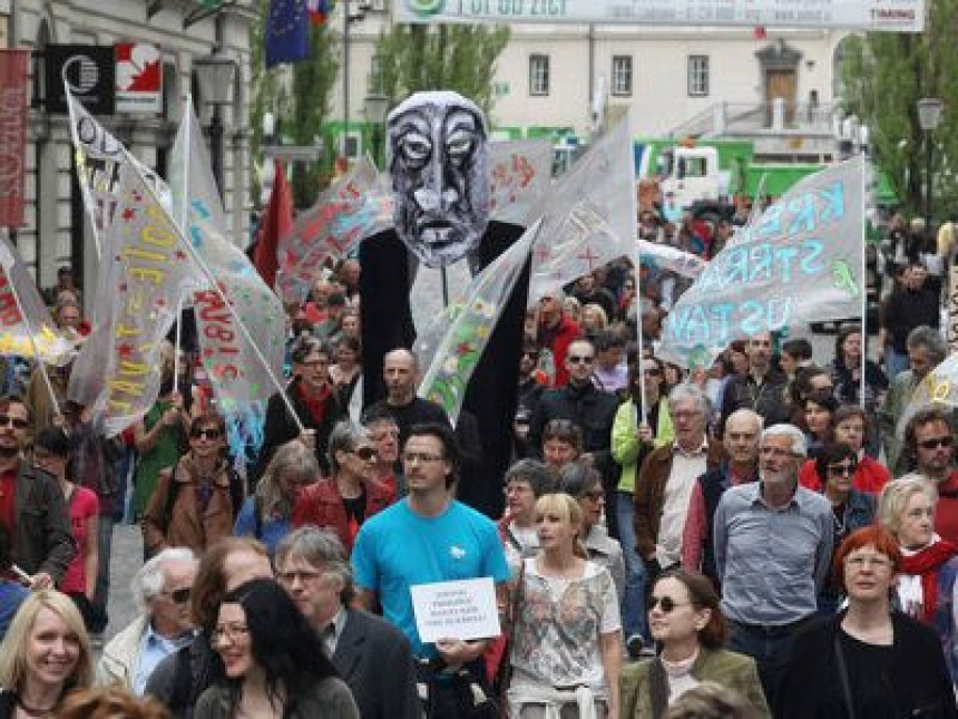 Демонстрације против корупције и "тројке"