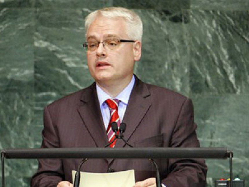 Josipović: Vlada odlučuje o povlačenju tužbe