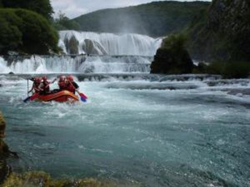 На Уни се преврнуо чамац, нестала једна особа