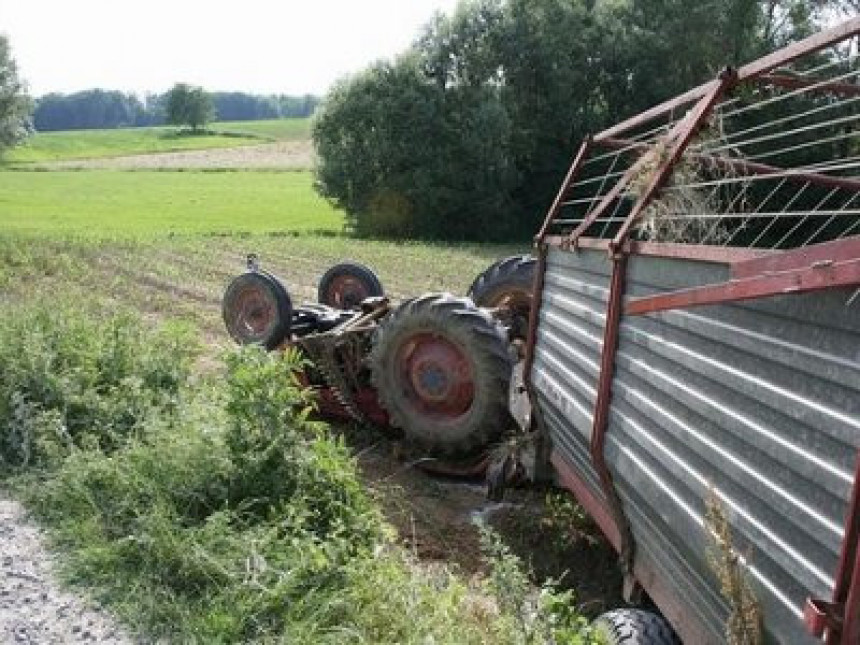 U prevrtanju traktora devetero djece teško povrijeđeno