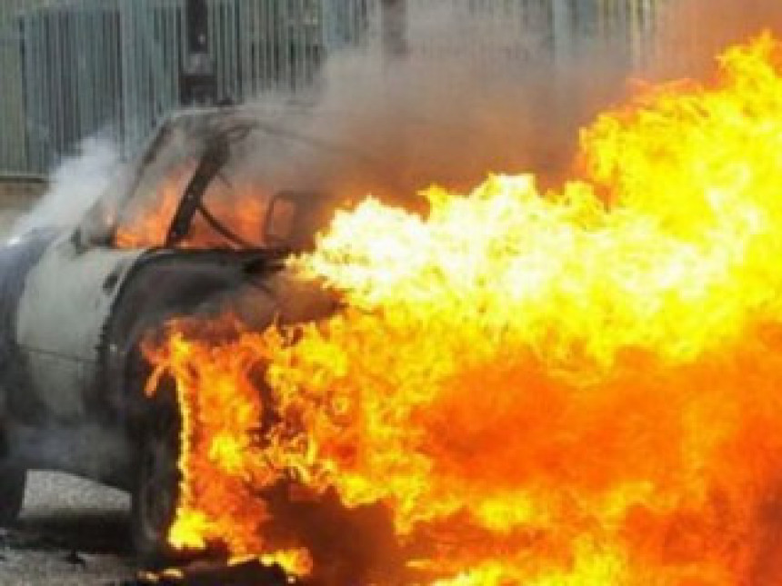 Zapaljen automobil u Kosovskoj Mitrovici