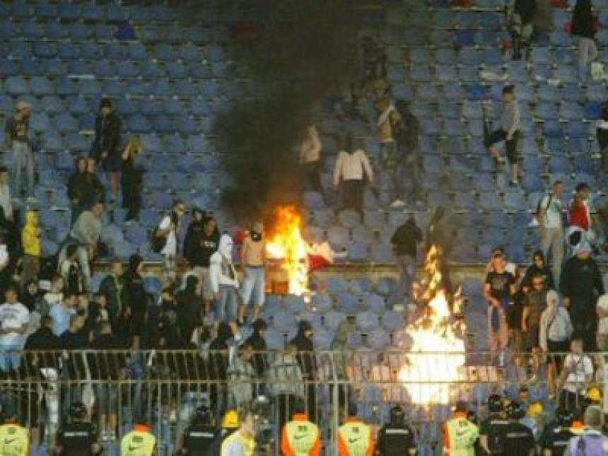 Навијачи Војводине запалили столице на стадиону Партизана
