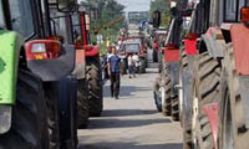 Traktorima blokirani putevi u Vojvodini i centralnoj Srbiji 