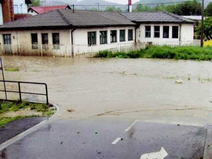 Тузла: Евакуација угроженог становништва