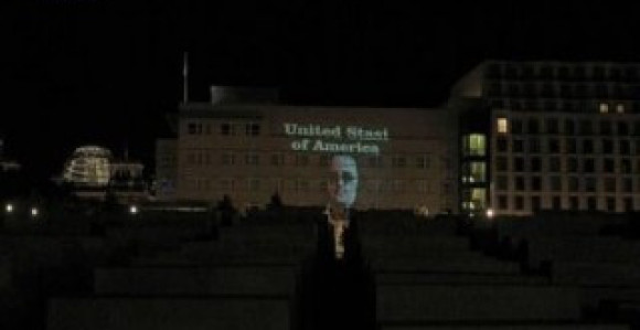 Protestna poruka na Ambasadi SAD u Berlinu