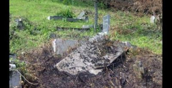 Гостовић: Оскрнављени надгробни споменици 