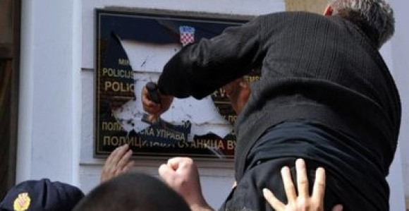 Protest nastavljen, grad pun policije