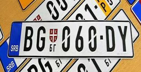 U Splitu demoliran srpski automobil