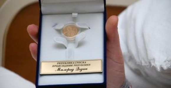 Prvorođenoj bebi zlatnik predsjednika Srpske