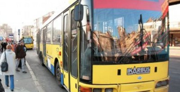 Kontrolorka zarobila putnike u autobusu