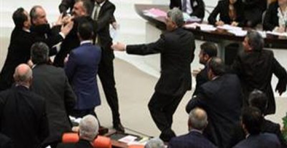 Tuča u turskom parlamentu