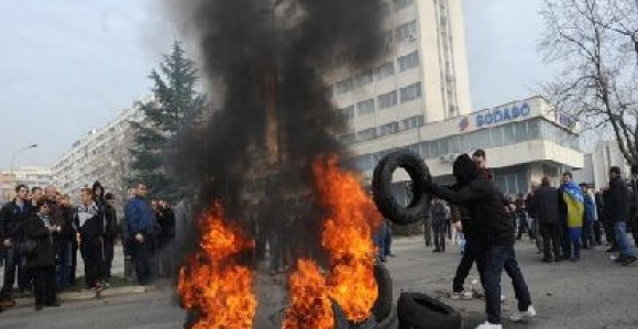 Bahata i korumpirana vlast izvela narod na ulicu (VIDEO)