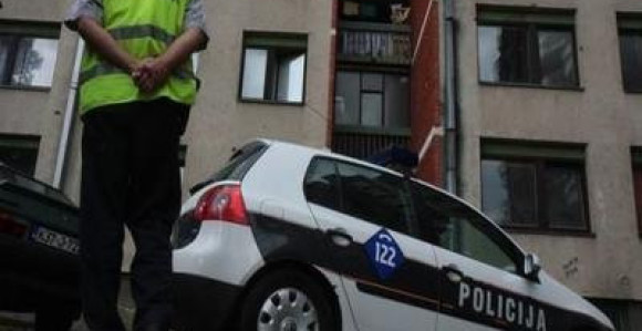 Muškarac pucao iz pištolja, pa zarobio suprugu