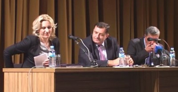 Ko plaća kampanju SNSD-a? (VIDEO)