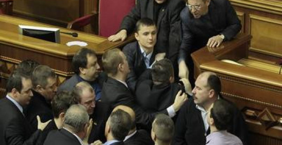 Tuča u ukrajinskom parlamentu (VIDEO)