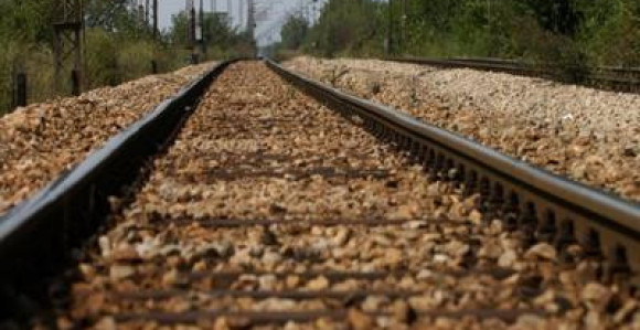 Kamion udario u teretni voz, povrijeđen vozač