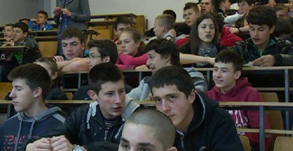 Policija održala predavanje srednjoškolcima o drogama (VIDEO)