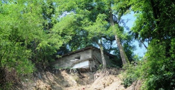 Betonska štala visi vozačima nad glavom
