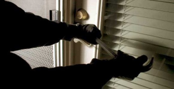 Vlasnici u moru, lopovi u kućama