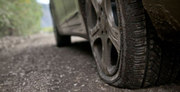 Postavio eksere na put da spriječi komšije da ga koriste