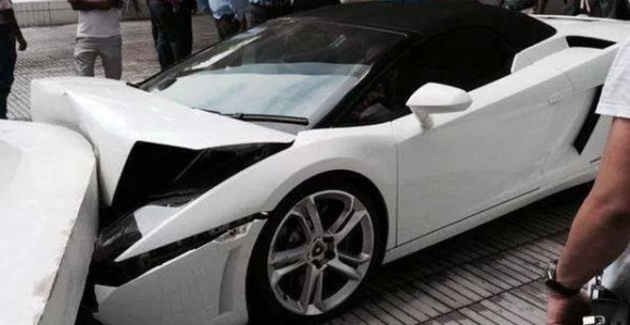 Hotelski portir razbio gostu skupocjeni automobil