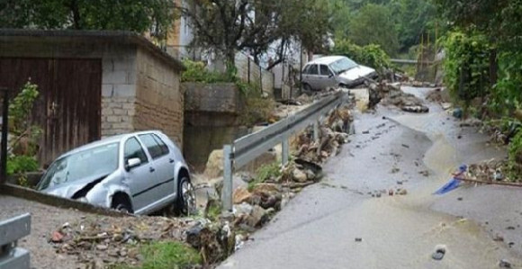 Klizište zatrpalo kuću u Banjaluci, ljudima hitno potrebna pomoc!