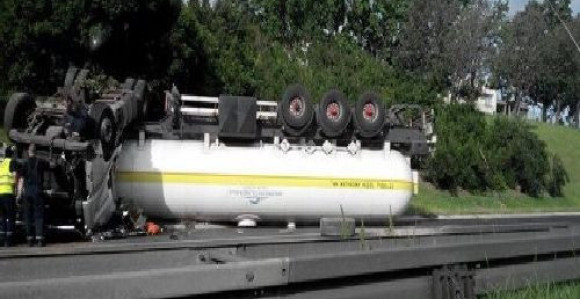 Prevrnula se cisterna, vozač poginuo