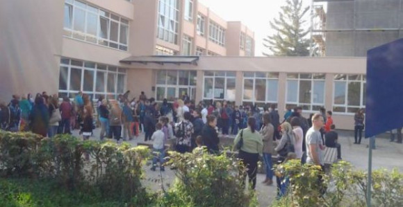 Након пет мјесеци ђаци у клупама